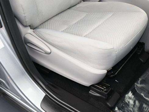 Used 2019 Toyota Highlander LE image 40