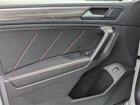 Used 2024 Volkswagen Tiguan SE image 11