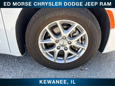 Used 2024 Chrysler Pacifica Touring-L FWD image 16