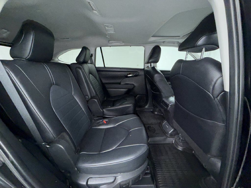 Certified 2024 Toyota Highlander XLE AWD/4WD image 9