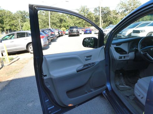 Used 2015 Toyota Sienna XLE FWD image 13