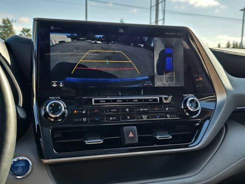 Certified 2022 Toyota Highlander Platinum image 30