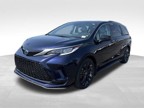 Used 2024 Toyota Sienna XSE FWD image 8