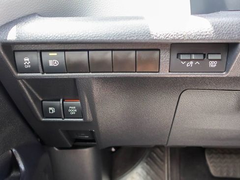 Used 2025 Toyota Sienna XLE FWD image 20