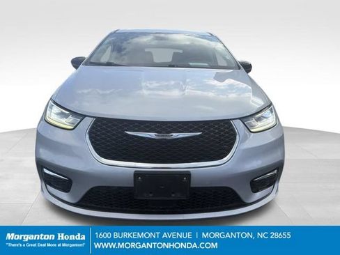 Used 2024 Chrysler Pacifica Touring-L FWD image 2