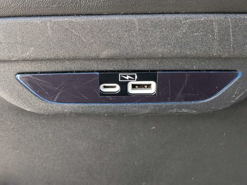 Used 2023 Chrysler Pacifica Limited FWD image 16
