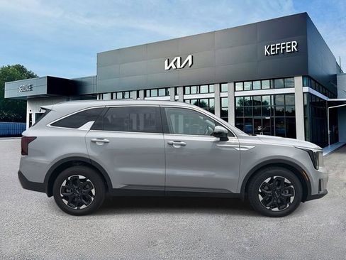 Used 2024 Kia Sorento S w/ Panoramic Sunroof Package FWD image 9