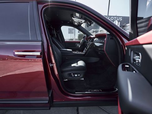 Used 2022 Rolls-Royce Cullinan Black Badge image 22