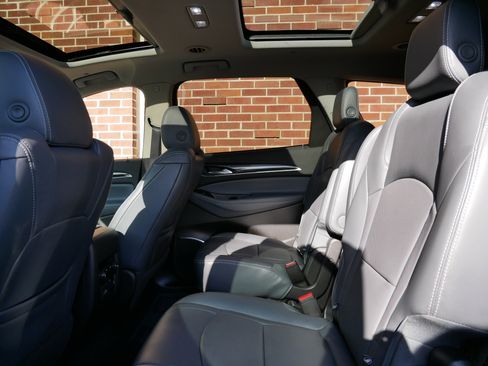 Used 2018 Buick Enclave Essence image 10