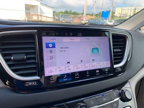 Used 2022 Chrysler Pacifica Touring-L FWD image 23