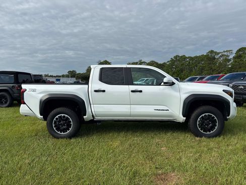 Used 2025 Toyota Tacoma TRD Off-Road AWD/4WD image 2