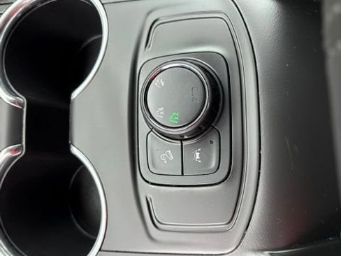 Used 2024 GMC Terrain SLE AWD/4WD image 18