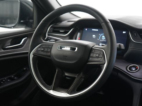 Used 2024 Jeep Grand Cherokee Limited image 13