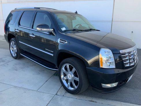 Used 2011 Cadillac Escalade Luxury AWD/4WD image 1