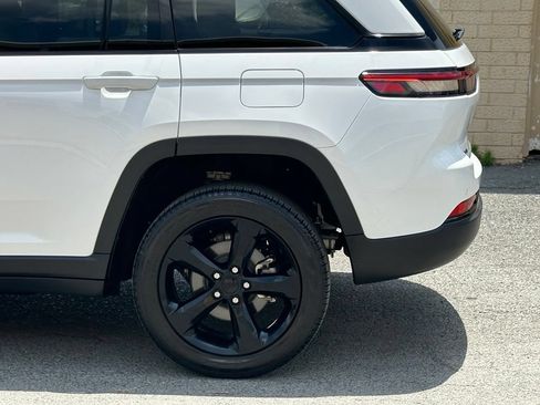 Used 2023 Jeep Grand Cherokee Limited w/ Luxury Tech Group II AWD/4WD image 42