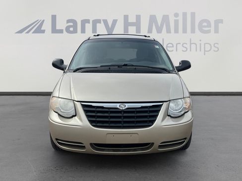 Used 2005 Chrysler Town & Country Touring w/ Trailer Tow Group image 8