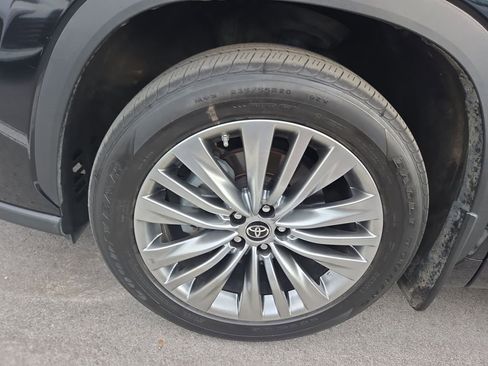 Used 2024 Toyota Highlander Platinum image 9