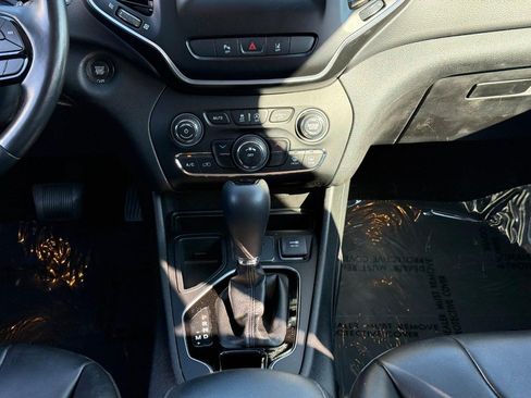 Used 2021 Jeep Cherokee Latitude Plus FWD image 16