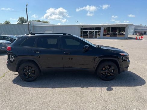 Used 2018 Jeep Cherokee Latitude w/ Altitude Package AWD/4WD image 7