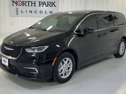 Used 2025 Chrysler Pacifica Select FWD image 5