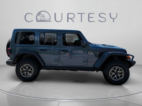 Used 2025 Jeep Wrangler Unlimited Rubicon AWD/4WD image 8