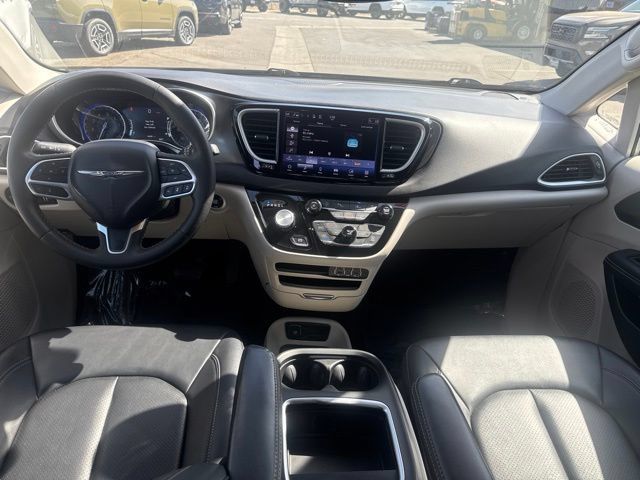 Used 2024 Chrysler Pacifica Touring-L FWD image 22