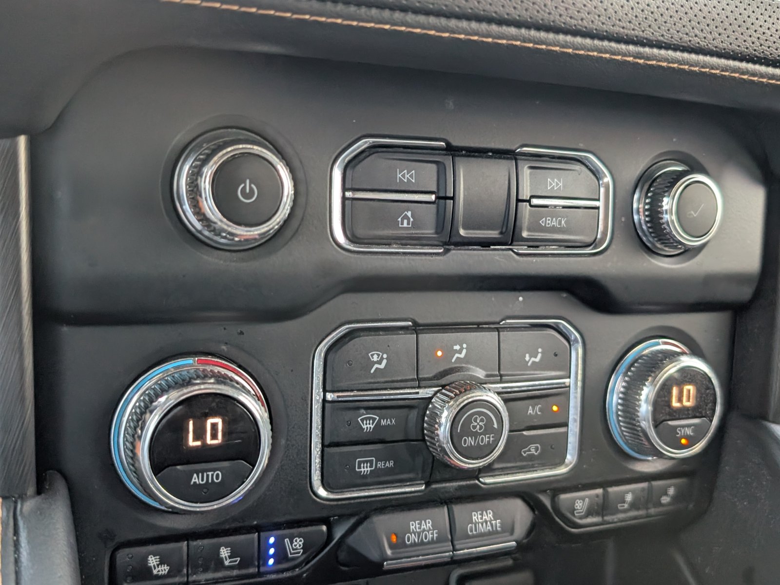 Used 2021 GMC Yukon XL AT4 w/ Rear Media and Nav Package AWD/4WD image 18