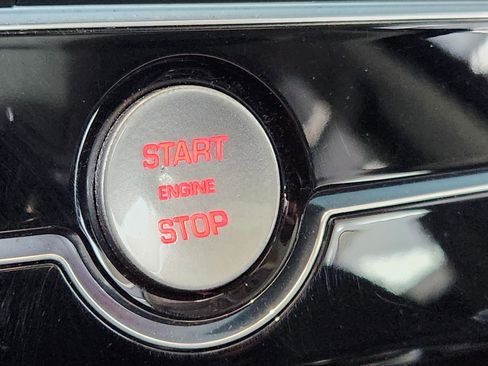 Used 2019 Jaguar F-PACE Premium image 29