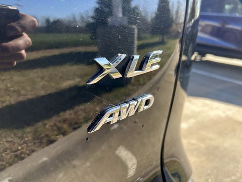 Certified 2023 Toyota Corolla Cross XLE image 8