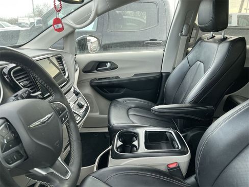 Used 2024 Chrysler Pacifica Touring-L image 4