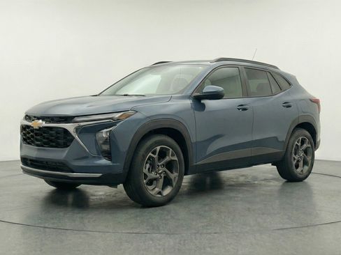 Used 2025 Chevrolet Trax LT FWD image 3
