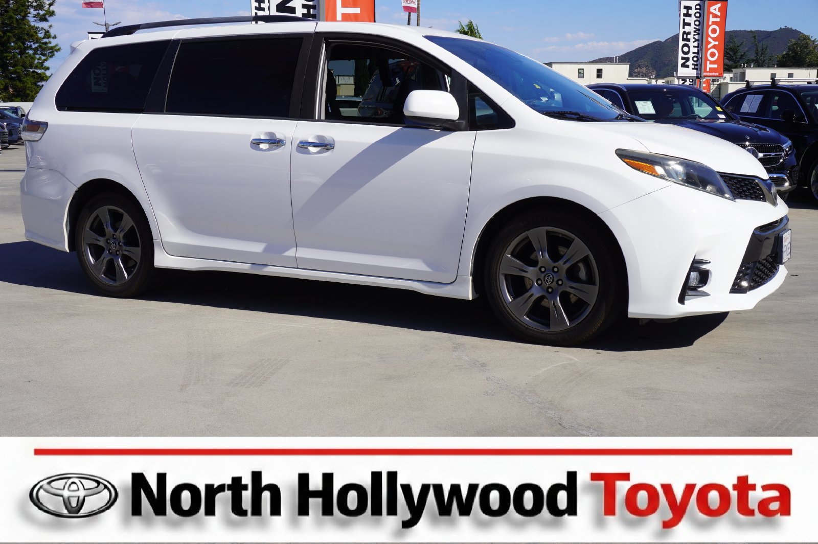 Certified 2019 Toyota Sienna SE FWD image 1