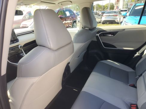 Used 2022 Toyota RAV4 XLE Premium image 13