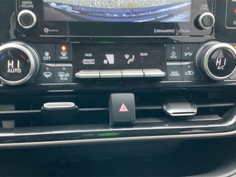 Used 2020 Toyota Highlander XLE image 22