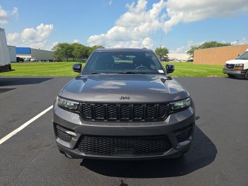 Used 2025 Jeep Grand Cherokee Altitude AWD/4WD image 2