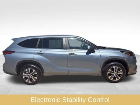 Used 2023 Toyota Highlander XLE FWD image 11