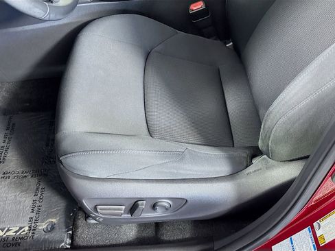 Used 2021 Toyota Venza LE AWD/4WD image 18