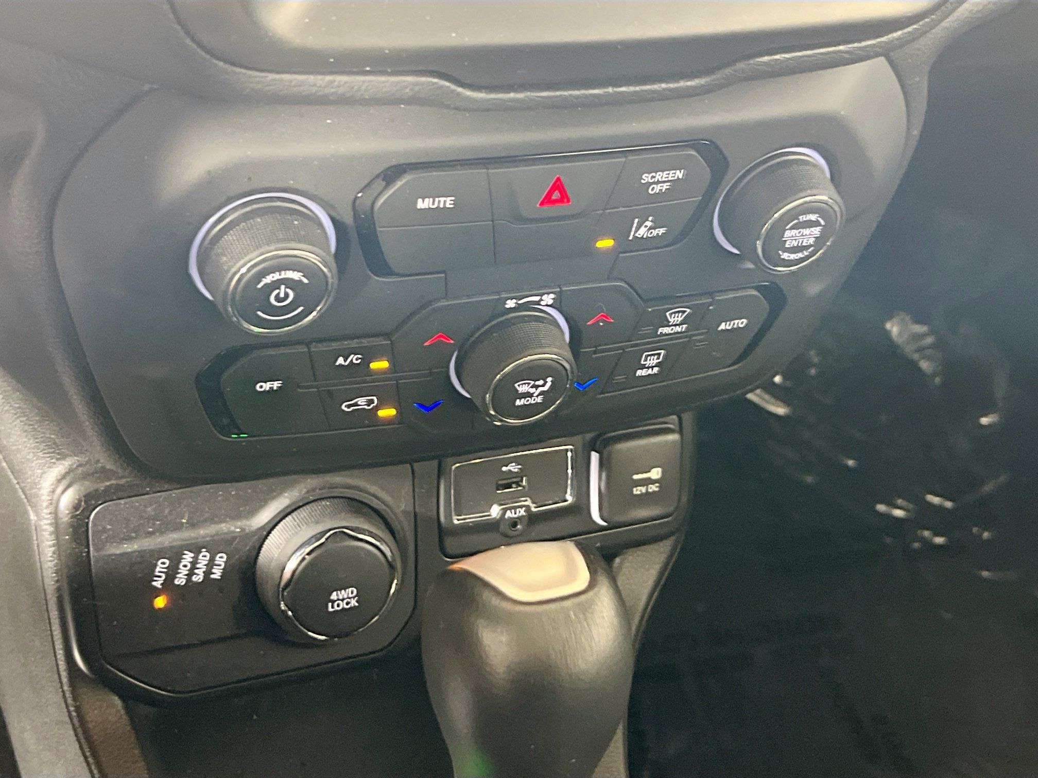 Used 2023 Jeep Renegade Latitude w/ Sun/Sound Group AWD/4WD image 16