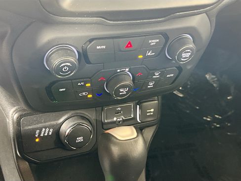 Used 2023 Jeep Renegade Latitude w/ Sun/Sound Group AWD/4WD image 16
