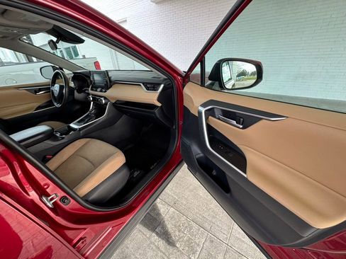 Used 2019 Toyota RAV4 XLE image 14