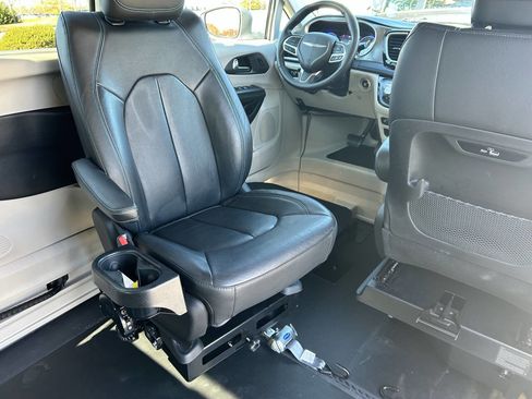 Used 2021 Chrysler Pacifica Touring-L w/ Premium & Safety Sphere Group image 6