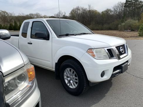 Used 2019 Nissan Frontier SV image 1