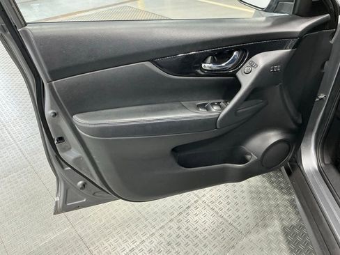 Used 2018 Nissan Rogue SL w/ Premium Package image 19