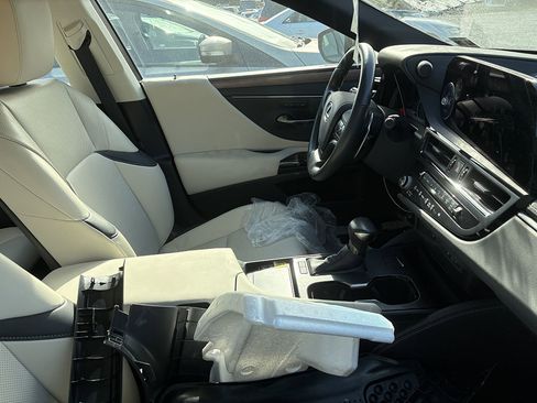 Used 2025 Lexus ES 300h w/ Premium Package image 5