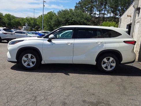 Used 2021 Toyota Highlander LE FWD image 4