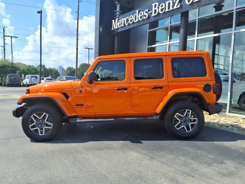 Used 2025 Jeep Wrangler Unlimited Sahara AWD/4WD image 3