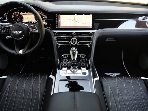Used 2022 Bentley Flying Spur Plug-In Hybrid AWD/4WD image 4