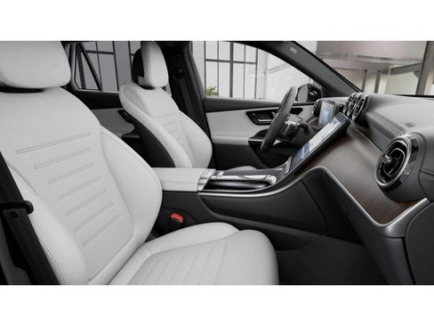 Used 2025 Mercedes-Benz GLC 300 image 4