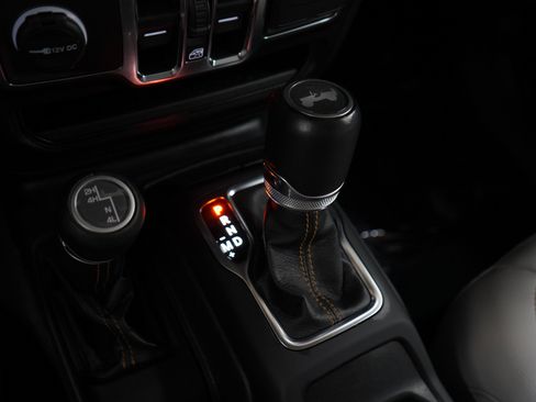 Used 2022 Jeep Wrangler Unlimited Sahara AWD/4WD image 23