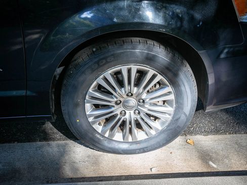 Used 2013 Chrysler Town & Country Touring-L w/ Driver Convenience Group FWD image 15